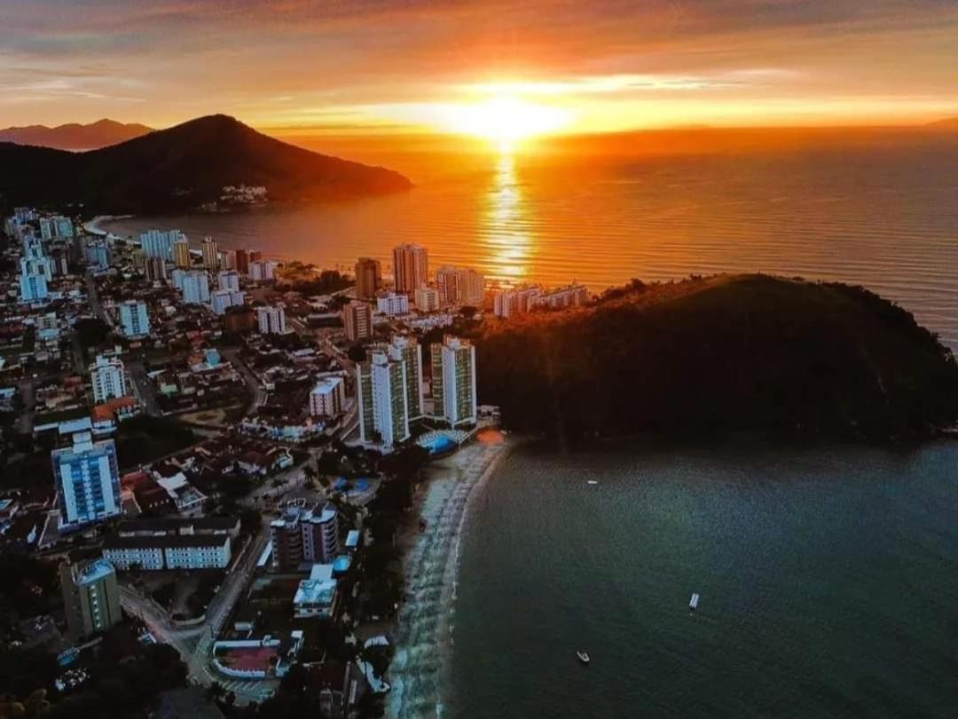 Apartamento Dona Frida Prainha Com Wifi Pe Na Areia Caraguatatuba Bagian luar foto